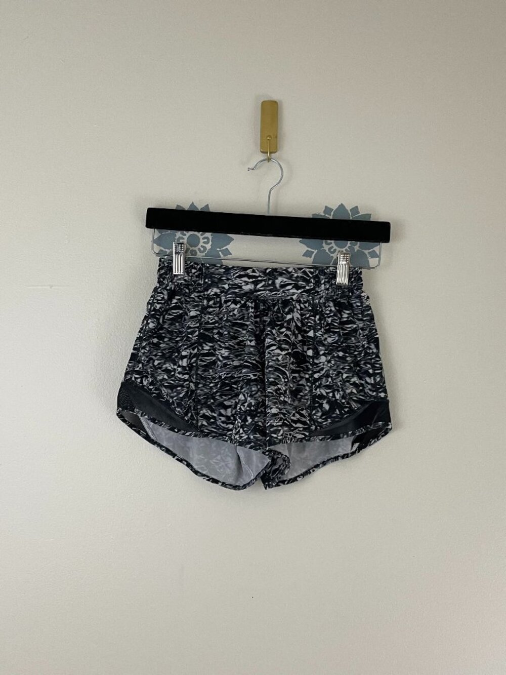Lululemon Hotty Hot Short II Long 4" Liquid Platinum Alpine White Multi Size 4